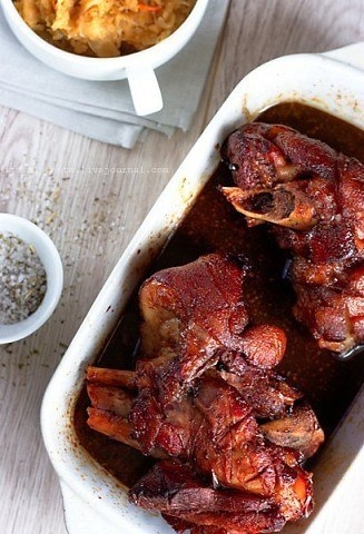 Eisbein mit sauerkraut (свиная рулька в пиве с тушеной кислой капустой).