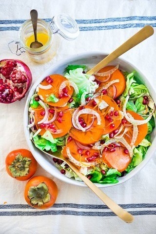 Зимний салат с хурмой и гранатом.