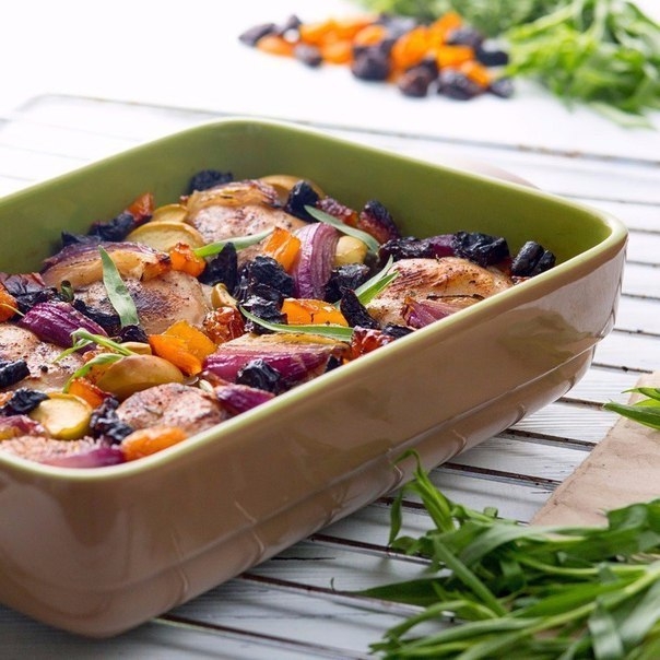 Горячая курица в медовой корочке с сухофруктами, яблоками, карамелизированным луком и эстрагоном