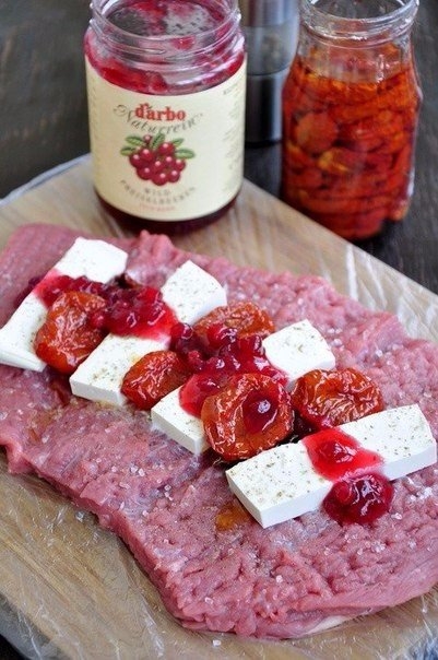 Запечённое мясо с брынзой и вялеными томатами