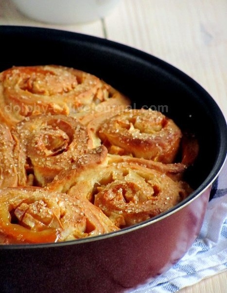 Улитки из творожного теста с яблоками и карамелью.
