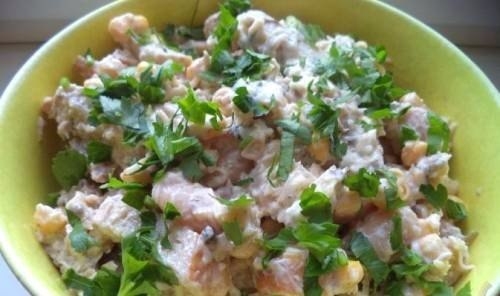 Салат со шпротами, кукурузой и фасолью