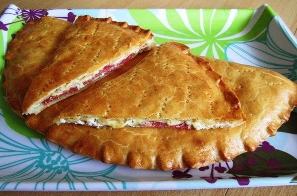 Пирог с творогом, сыром и салями (Кальцоне)