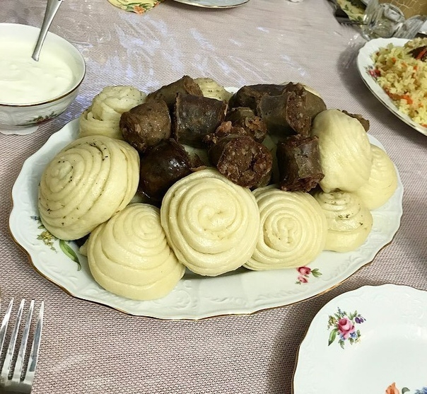 ПАРНОЙ ХИНКАЛ С СУШЕНОЙ КОЛБАСОЙ