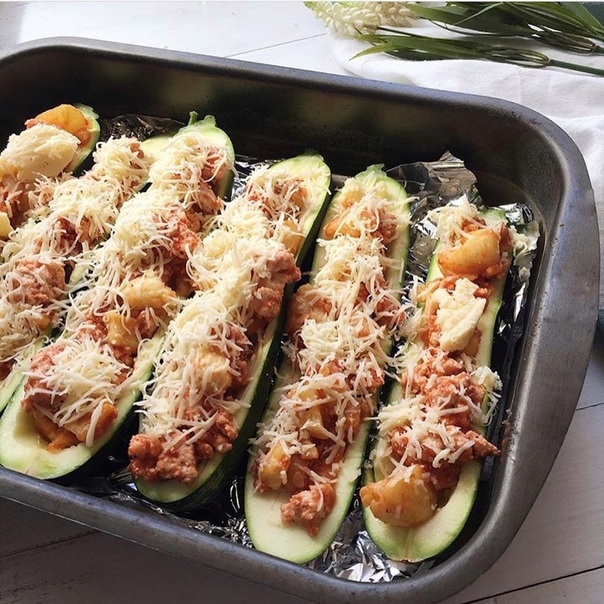 ЛОДОЧКИ ИЗ КАБАЧКОВ С КУРОЧКОЙ И СЫРОМ