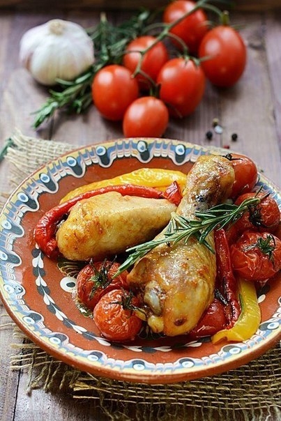 Куриные ножки с розмарином, сладким перцем и помидорами.