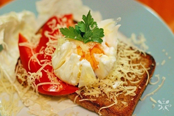 БУТЕРБРОДЫ С ЯЙЦОМ-ПАШОТ, СЛАДКИМ ПЕРЦЕМ И СЫРОМ