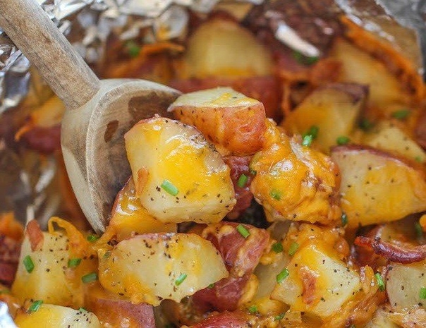 КАРТОФЕЛЬ ПО-ДЕРЕВЕНСКИ, ЗАПЕЧЕННЫЙ С СЫРОМ