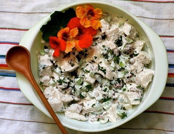 Салат с вареной грудкой и сельдереем Салат с вареной грудкой и сельдереем
