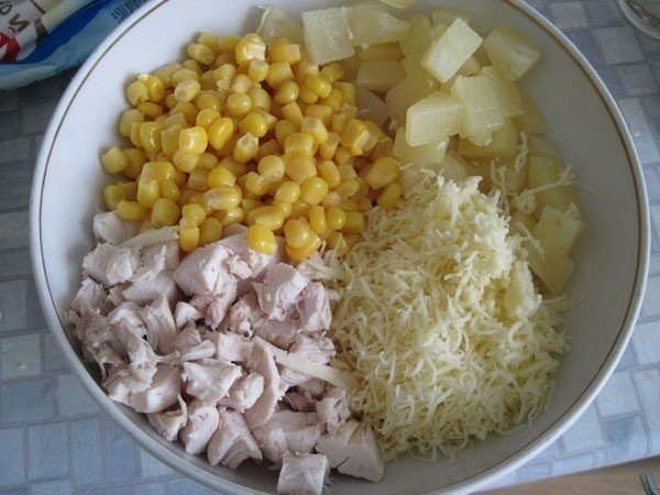 САЛАТ С КУРОЧКОЙ И КУКУРУЗКОЙ