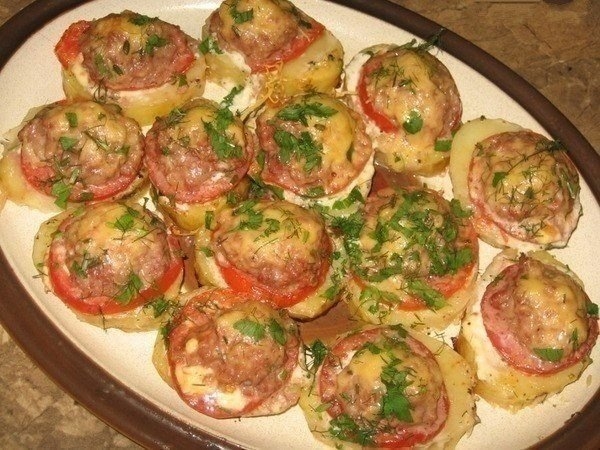 Картофель, запеченный с мясом и помидорами. Картофель, запеченный с мясом и помидорами.
