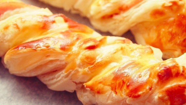 СЛОЕНЫЕ СЫРНЫЕ КОСИЧКИ С КУРИЦЕЙ И СЫРОМ СЛОЕНЫЕ СЫРНЫЕ КОСИЧКИ С КУРИЦЕЙ И СЫРОМ
