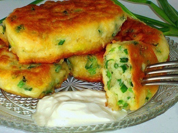 ОЛАДЬИ НА КЕФИРЕ С ЛУКОМ