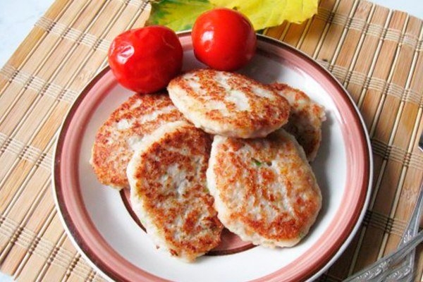 КОТЛЕТИ ИЗ ИНДЕЙКИ С МОЛОКОМ И МАНКОЙ