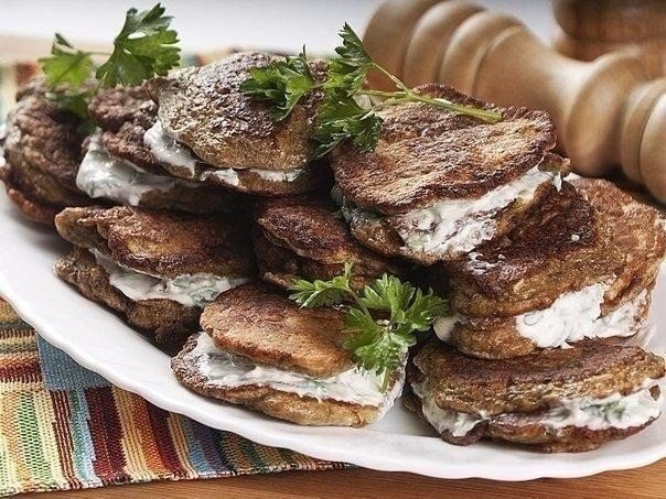 ПЕЧЕНОЧНЫЕ ОЛАДЬИ С СМЕТАННОМ СОУСЕ