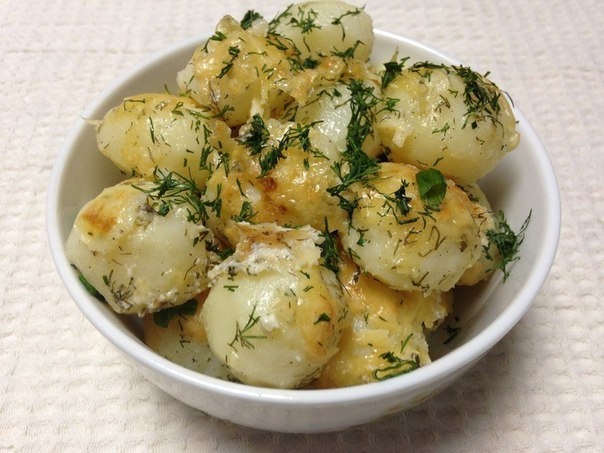 МОЛОДОЙ КАРТОФЕЛЬ ПОД СОУСОМ ИЗ ЧЕСНОКА