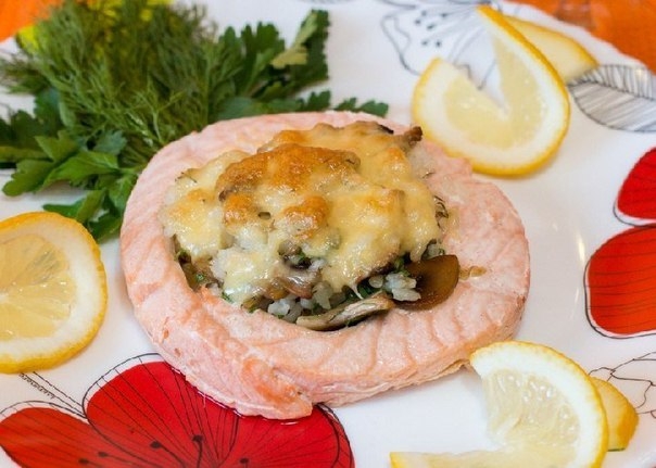 МЕДАЛЬОНЫ ИЗ СЕМГИ С ГРИБАМИ И РИСОМ