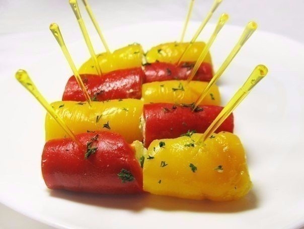 РУЛЕТИКИ ИЗ ПЕЧЕНОГО ПЕРЦА С СЛИВОЧНЫМ КРЕМОМ