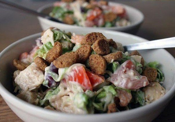 ЛЕТНИЙ ВКУСНЫЙ САЛАТИК С СУХАРИКАМИ