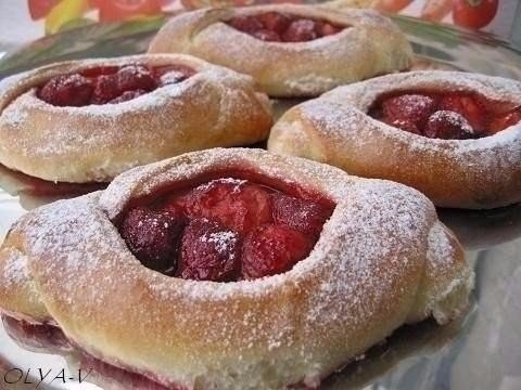 ЛУЧШИЕ БУЛОЧКИ С КЛУБНИКОЙ ЛУЧШИЕ БУЛОЧКИ С КЛУБНИКОЙ