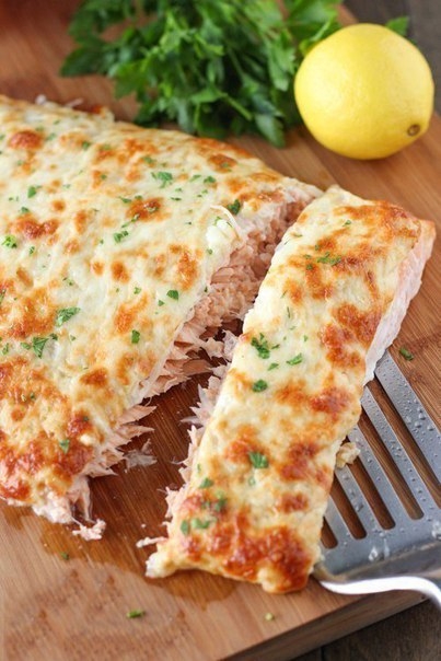 СОЧНЫЙ ЛОСОСЬ, ЗАПЕЧЕННЫЙ С СЫРОМ