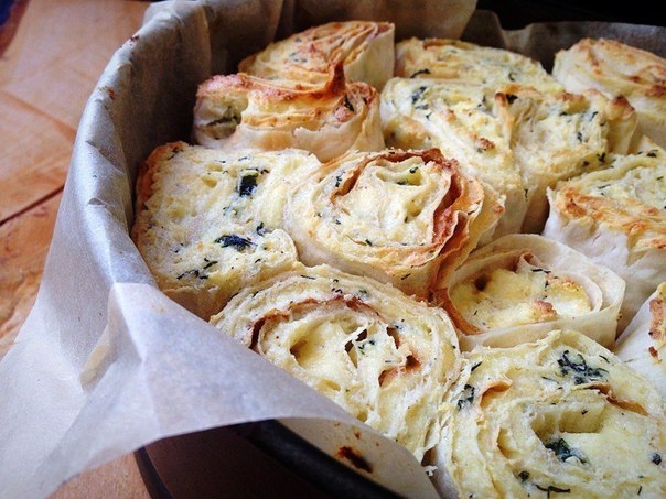СЛОЁНЫЙ ПИРОГ ИЗ СЫРА, ТВОРОГА И ЗЕЛЕНИ