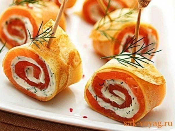 Рулеты из блинов и лосося