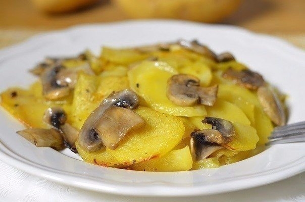 ЖАРЕННАЯ КАРТОШКА С ГРИБАМИ В СЛИВКАХ