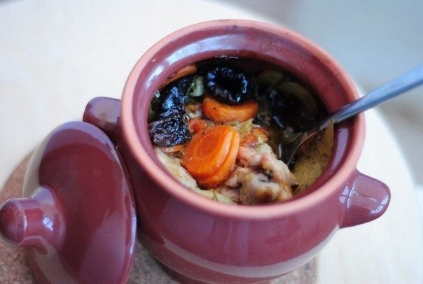 Жаркое в горшочке из курицы с черносливом.