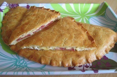 ЗАКРЫТЫЙ ПИРОГ С КОЛБАСОЙ И СЫРОМ