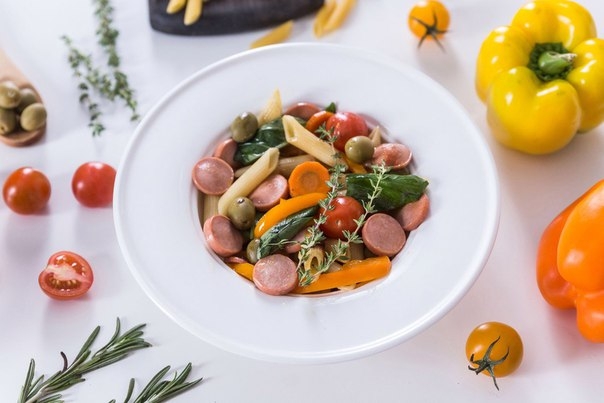 БЕЗУМНО ВКУСНЫЙ ТЕПЛЫЙ САЛАТ С СОСИСКАМИ!
