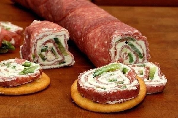 Ролл из салями и сливочного сыра!