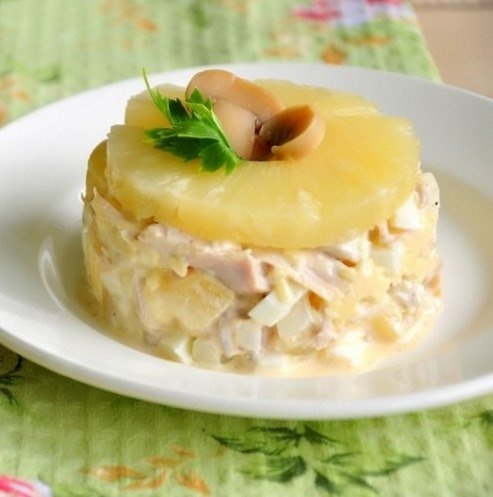 Салат с курицей, шампиньонами и ананасом!