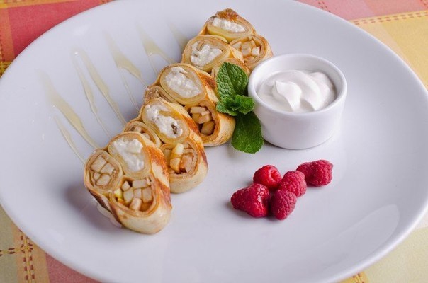 БЛИНЫ С ТВОРОГОМ И ФРУКТАМИ:) БЛИНЫ С ТВОРОГОМ И ФРУКТАМИ:)