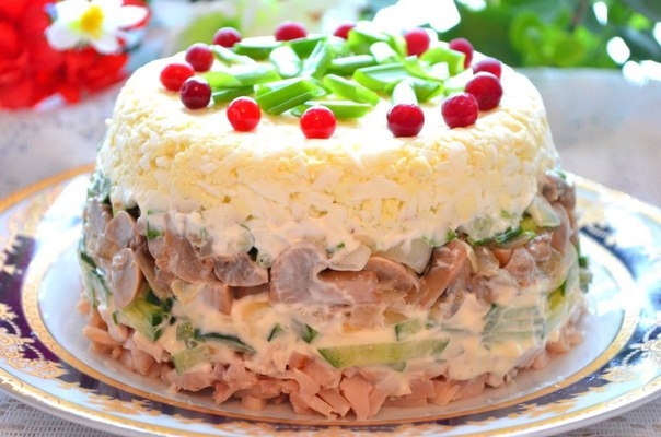 КУРИНЫЙ САЛАТ С ЯЙЦАМИ И ГРИБАМИ :)