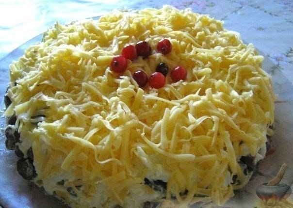Салат куриный с грибами