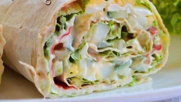 РУЛЕТ ИЗ ЛАВАША С КРАБОВЫМИ ПАЛОЧКАМИ :)