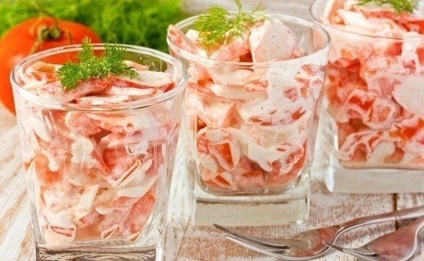 Очень легкий, быстрый и вкусный «Салат с крабовыми палочками, помидорами и чесноком» Очень легкий, быстрый и вкусный «Салат с крабовыми палочками, помидорами и чесноком»
