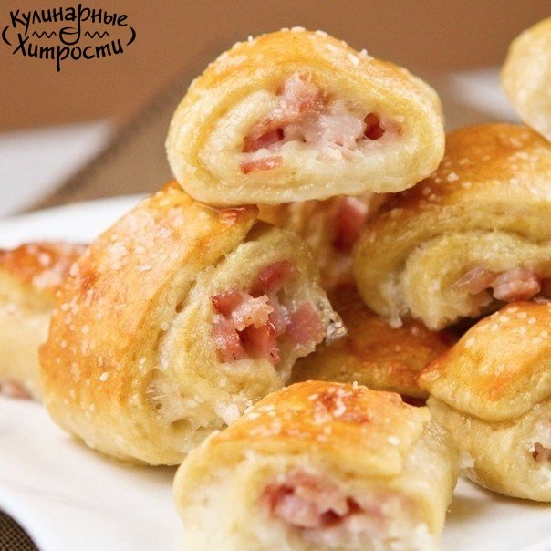 СЛОЙКИ С ВЕТЧИНОЙ И МОЦАРЕЛОЙ