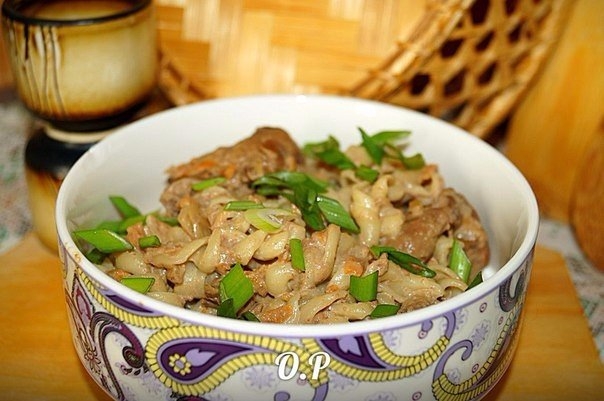 Печень в сметане с макаронами Печень в сметане с макаронами