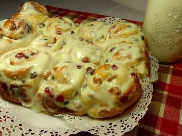 Булочки с изюмом со сливочной заливкой.