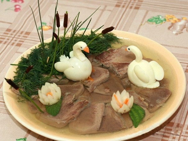 Холодец смешанный - говядина (лытки и кусочки мяса) и свинина (кусочки мяса на косточках, ушки, ножк Холодец смешанный - говядина (лытки и кусочки мяса) и свинина (кусочки мяса на косточках, ушки, ножк