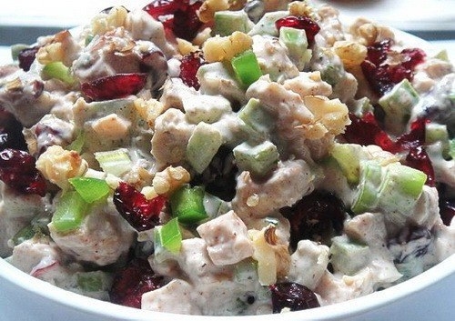 Салат с курицей, брынзой и черносливом Салат с курицей, брынзой и черносливом