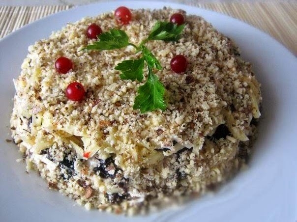Салат с черносливом, курицей и шампиньонами