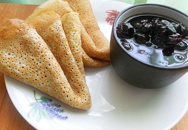 Прекрасные блины с дырочками, тоненькие, вкусные и не бывают комом.