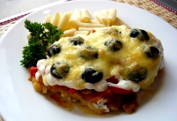 Отбивная из куриной грудки под овощами с сыром и маслинами.