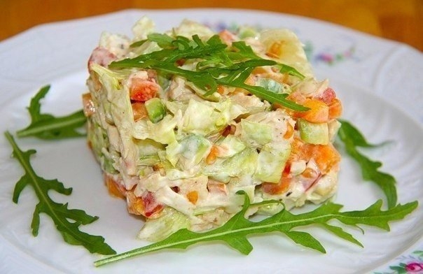 Салатик с курицей, авокадо, помидорами и перцем Салатик с курицей, авокадо, помидорами и перцем