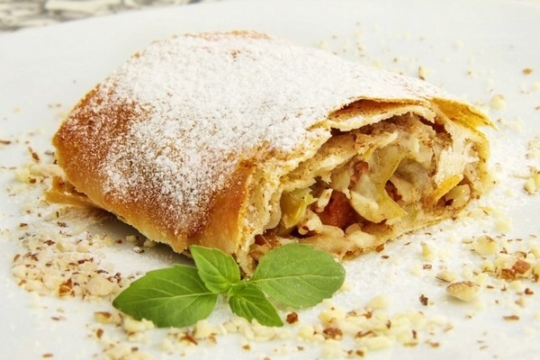 Яблочный штрудель с грецким орехом Яблочный штрудель с грецким орехом