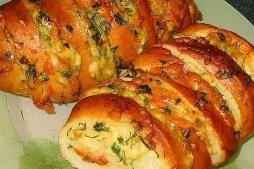 Батон, запеченный в фольге с сыром и чесноком.