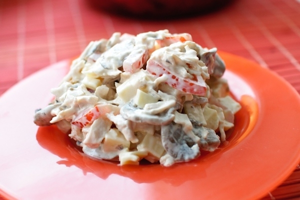Салат с курицей, грибами и помидорами черри